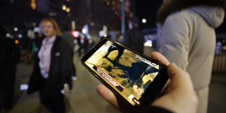 Videos de paliza a joven afroamericano causan indignación en EE UU