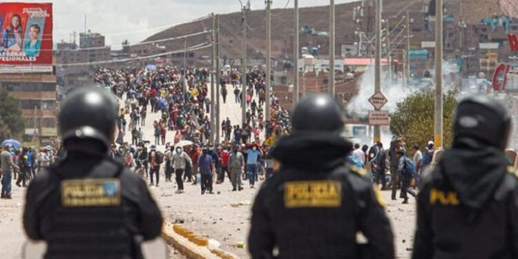 Al menos 76 peruanos heridos en las protestas están hospitalizados