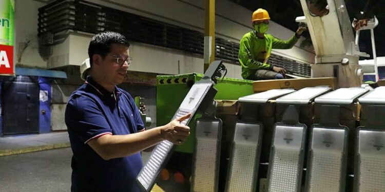 Alcalde de Valencia supervisó trabajos de semaforización en la avenida Lara con Ferias