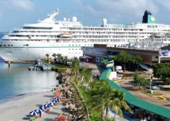 El primer crucero europeo en 15 años llegó a costas venezolanas con unos 500 turistas