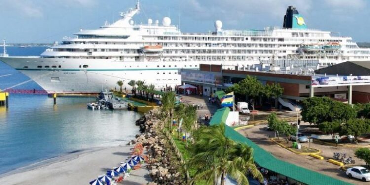 El primer crucero europeo en 15 años llegó a costas venezolanas con unos 500 turistas