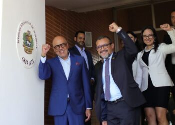 Jorge Rodríguez recibe, de forma simbólica, sede de embajada en Brasil