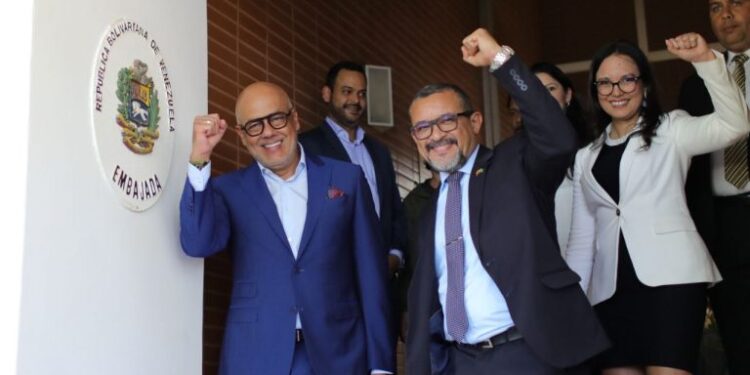 Jorge Rodríguez recibe, de forma simbólica, sede de embajada en Brasil