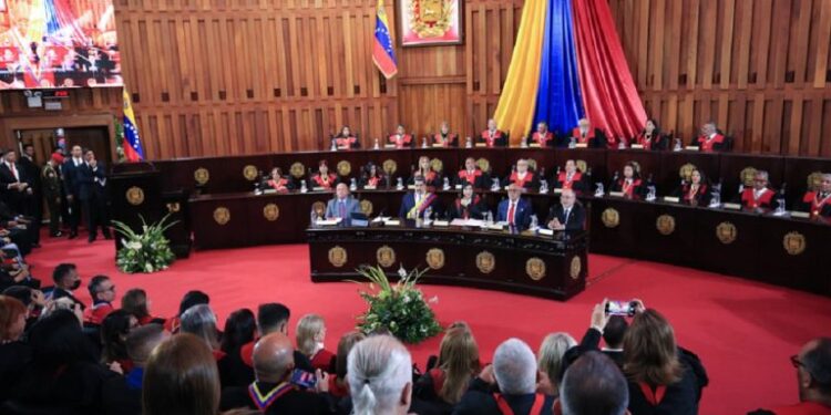 Maduro llama a profundizar la “revolución judicial” en Venezuela