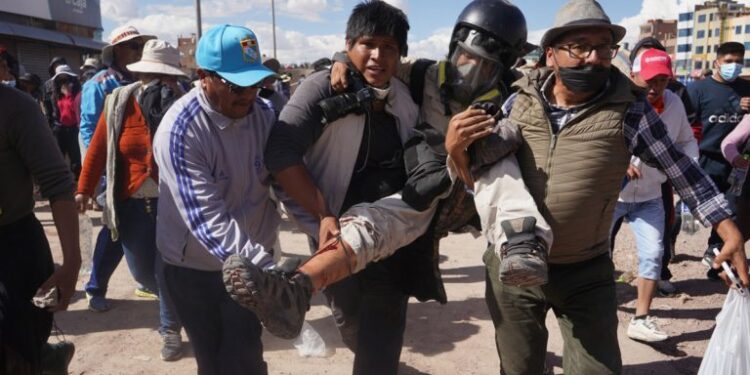 Fotógrafo de la Agencia EFE resultó herido por un proyectil de la policía peruana