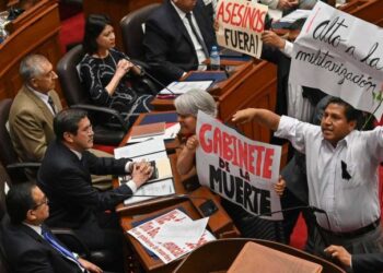 Congreso de Perú confirmó la investidura del gabinete, a pesar de protestas