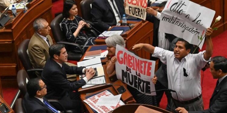 Congreso de Perú confirmó la investidura del gabinete, a pesar de protestas