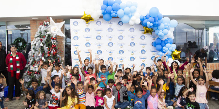 Reyes Magos aterrizan en el Aeroclub Valencia por segundo año consecutivo