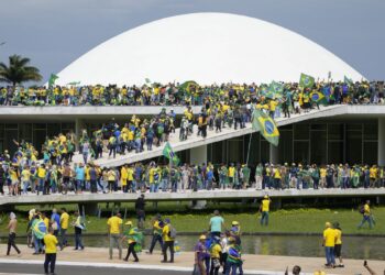 Miles de partidarios de Bolsonaro asaltan las sedes del Congreso, la Presidencia y el Supremo de Brasil
