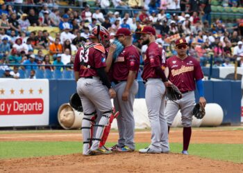 Magallanes cayó ante Tiburones en el Estadio Universitario