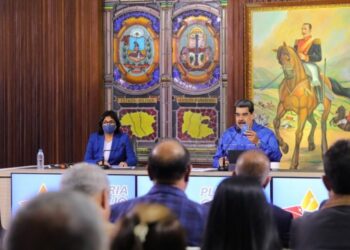 Maduro pide a los gobernadores y alcaldes ser «creativos» para generar recursos