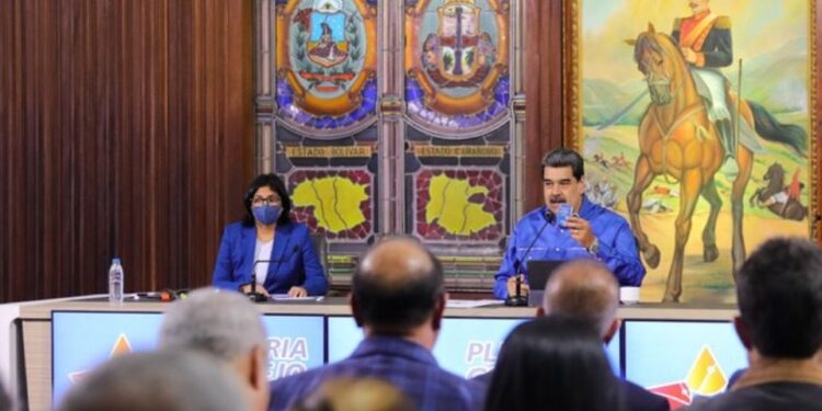 Maduro pide a los gobernadores y alcaldes ser «creativos» para generar recursos