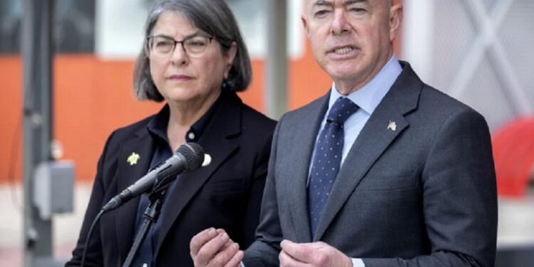 Secretario de Seguridad de EE UU defiende el programa migratorio humanitario de Biden en Miami