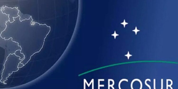 Maduro respalda la creación de una moneda común para Suramérica