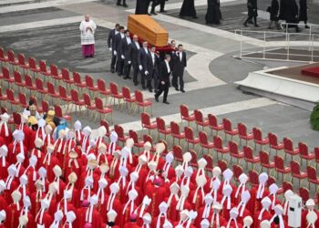 El ataúd de Benedicto XVI es trasladado a la cripta vaticana para su sepultura