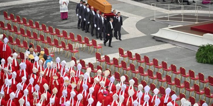 El ataúd de Benedicto XVI es trasladado a la cripta vaticana para su sepultura