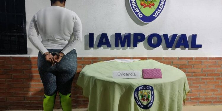 Policía de Valencia aprehendió en flagrancia a una mujer hurtando carteras en la avenida Lara