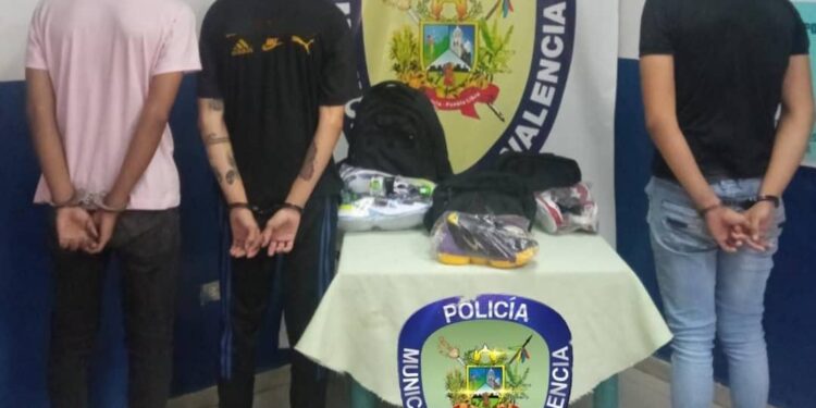 Polivalencia aprehendió a tres sujetos por hurto en reconocida tienda de zapatos del Centro de la ciudad