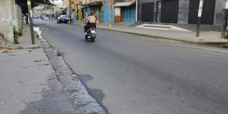 Desbordamiento de cloacas en la avenida 190 de Tarapío: un problema de salud pública