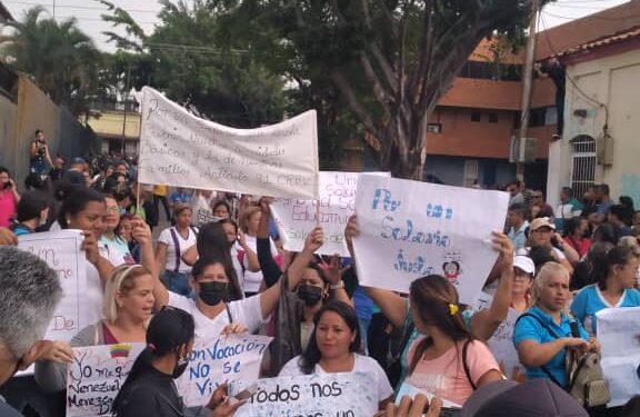 Maestros carabobeños protestaron en las calles por reivindicaciones salariales (+video y audio)