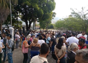 Universitarios exigieron durante protesta el incremento de salarios y cumplimiento de la contratación colectiva