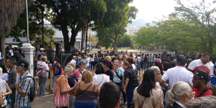 Universitarios exigieron durante protesta el incremento de salarios y cumplimiento de la contratación colectiva