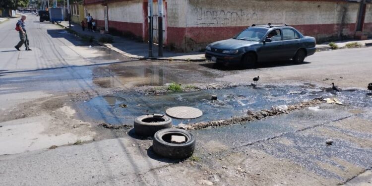 Vecinos de Capremco exigen a las autoridades arreglar brote de agua negra