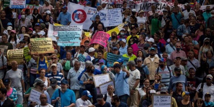Empleados públicos iniciaron tercera semana de protestas exigiendo salario digno