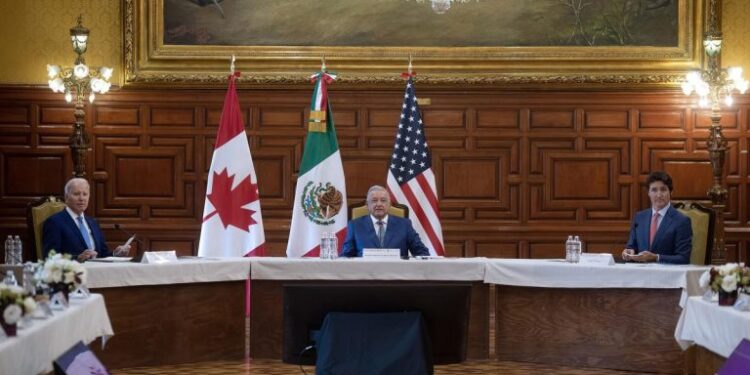 Biden presume reducción de flujo de migrantes a EE.UU. tras nueva política