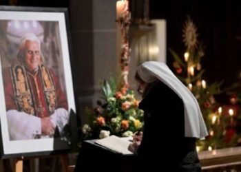 Más de 40 mil fieles visitan la capilla ardiente de Benedicto XVI