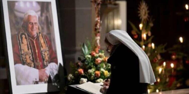 Más de 40 mil fieles visitan la capilla ardiente de Benedicto XVI