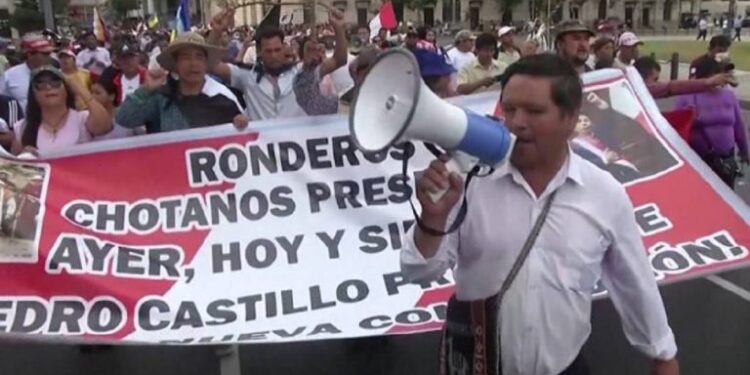 La mayoría de los peruanos a favor de elecciones este año y la renuncia de Boluarte