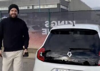 Piqué conduce un Renault Twingo en respuesta a Shakira