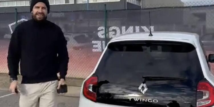 Piqué conduce un Renault Twingo en respuesta a Shakira