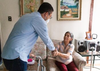 Alcalde León Jurado entregó equipos médicos a adultos mayores de San Diego