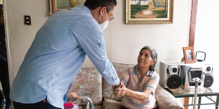 Alcalde León Jurado entregó equipos médicos a adultos mayores de San Diego