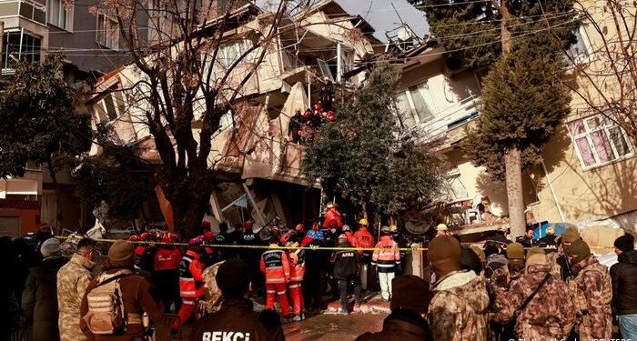 Seis muertos y casi 300 heridos tras dos nuevos terremotos en Turquía
