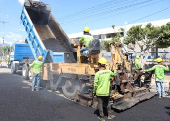 Alcalde Fuenmayor con el Plan Búho supervisó trabajos de asfaltado de la avenida Industrial La Quizanda