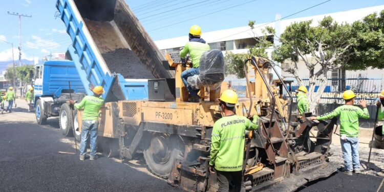 Alcalde Fuenmayor con el Plan Búho supervisó trabajos de asfaltado de la avenida Industrial La Quizanda