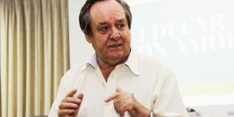 Profesor Pérez Esclarín: «Educar es estar preparados para formar a un ciudadano; no es llenar un pizarrón de contenido»