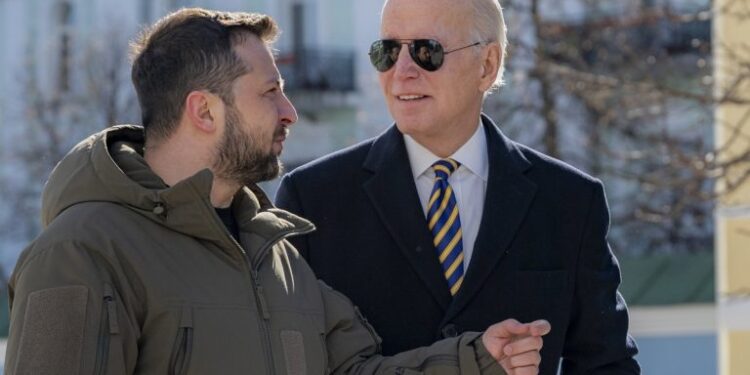 Biden visita Kyiv por sorpresa: anunció $500 millones en ayuda militar