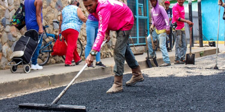 Más de 100 toneladas de asfalto colocaron en Naguanagua durante primeros días de febrero