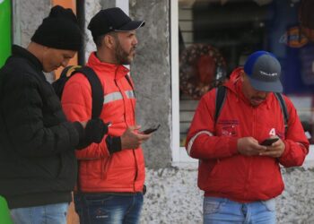 Migrantes y tecnología: Cómo los móviles cambian la ruta hacia Estados Unidos