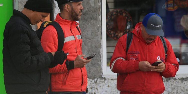 Migrantes y tecnología: Cómo los móviles cambian la ruta hacia Estados Unidos