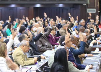 AN autoriza nombramiento de Carlos Martínez Mendoza como embajador ante Colombia