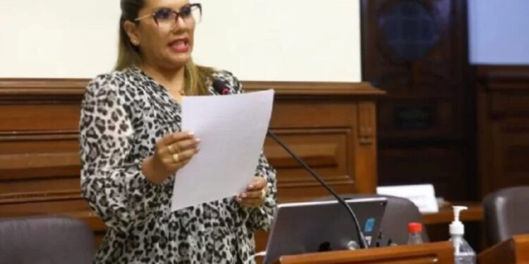 La vicepresidente del Congreso de Perú renunció por bloqueo a adelanto electoral