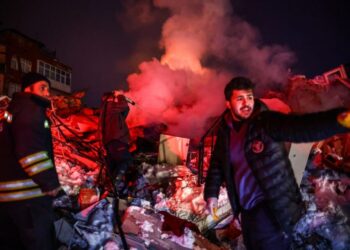 Aumenta a 19 mil 400 los fallecidos por los sismos, más de 16 mil solo en Turquía