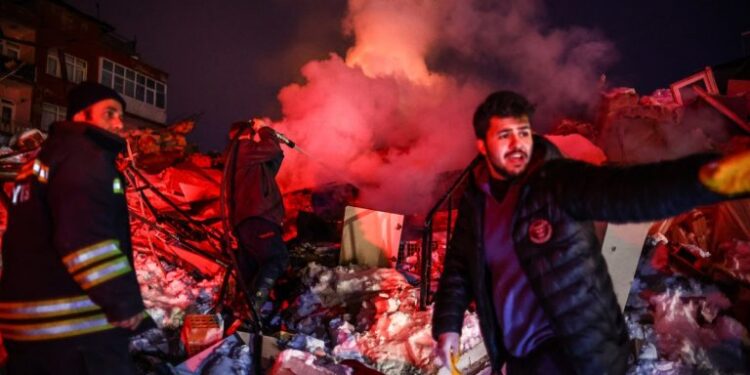 Aumenta a 19 mil 400 los fallecidos por los sismos, más de 16 mil solo en Turquía