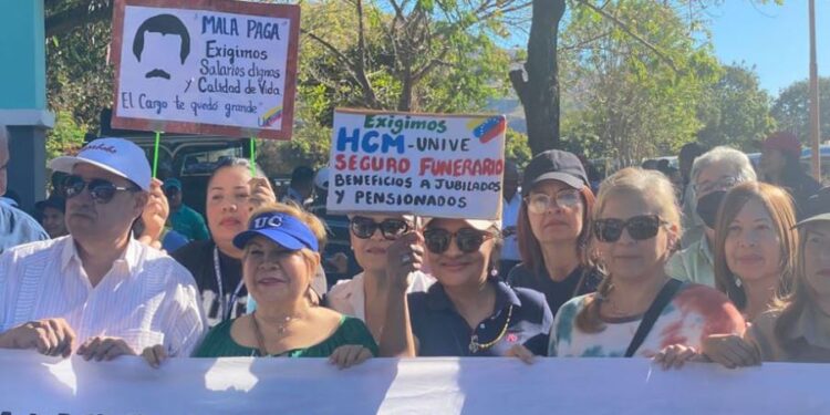 Universitarios persisten en sus reclamos por mejoras salariales: protestaron en el Arco de Bárbula