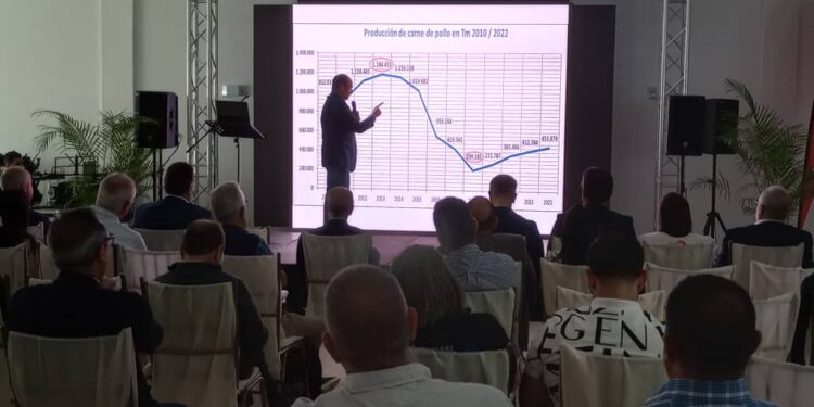 Productores avícolas nacionales piden la reducción de aranceles para poder competir con otros países